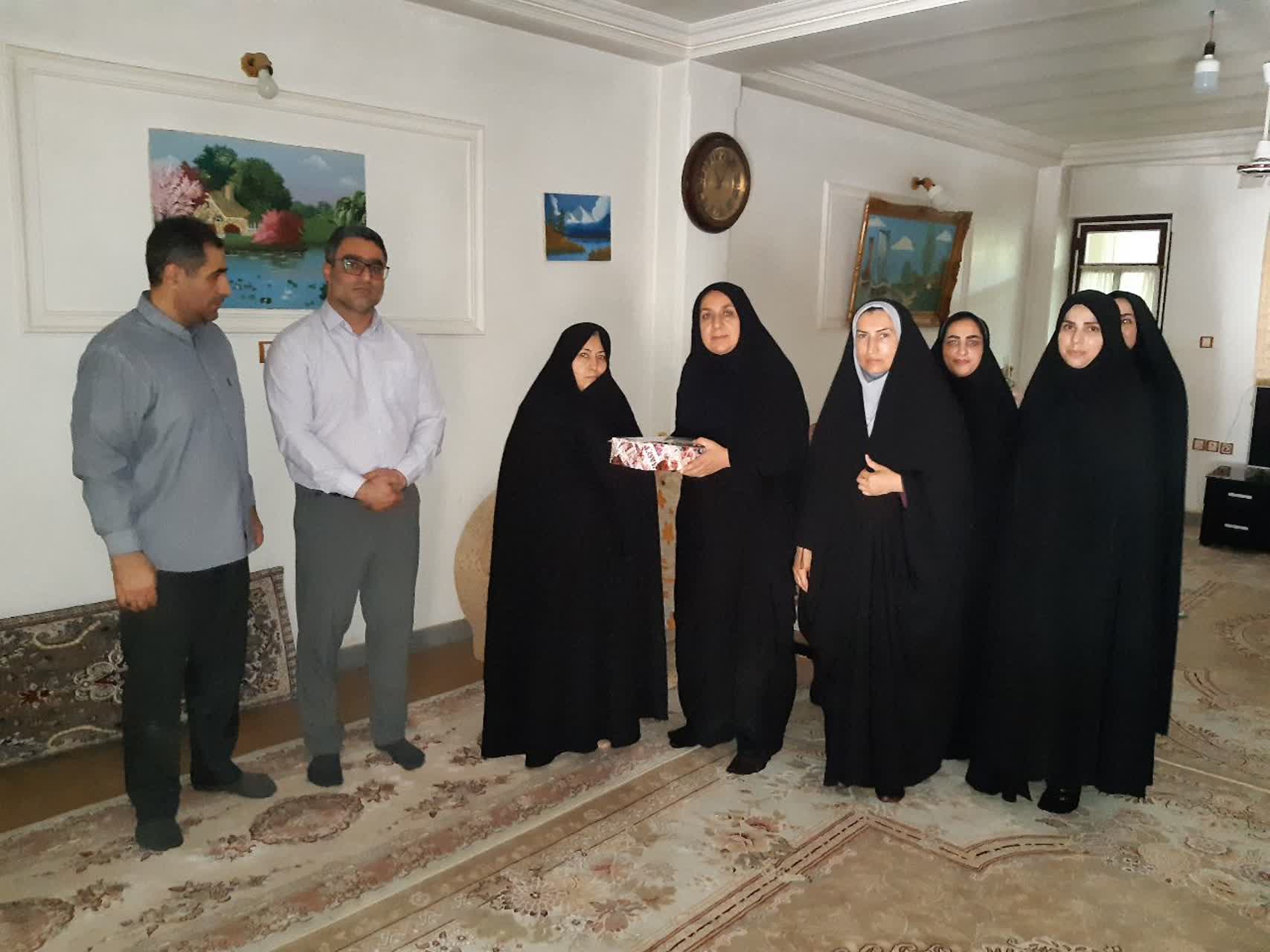 .جمعی از مسئولان کانون بسیج فرهنگیان شهرستان سیمرغ از بسیجی فرهنگی و عضو شورای کانون، **خانم متولی طاهر**، عیادت کردند