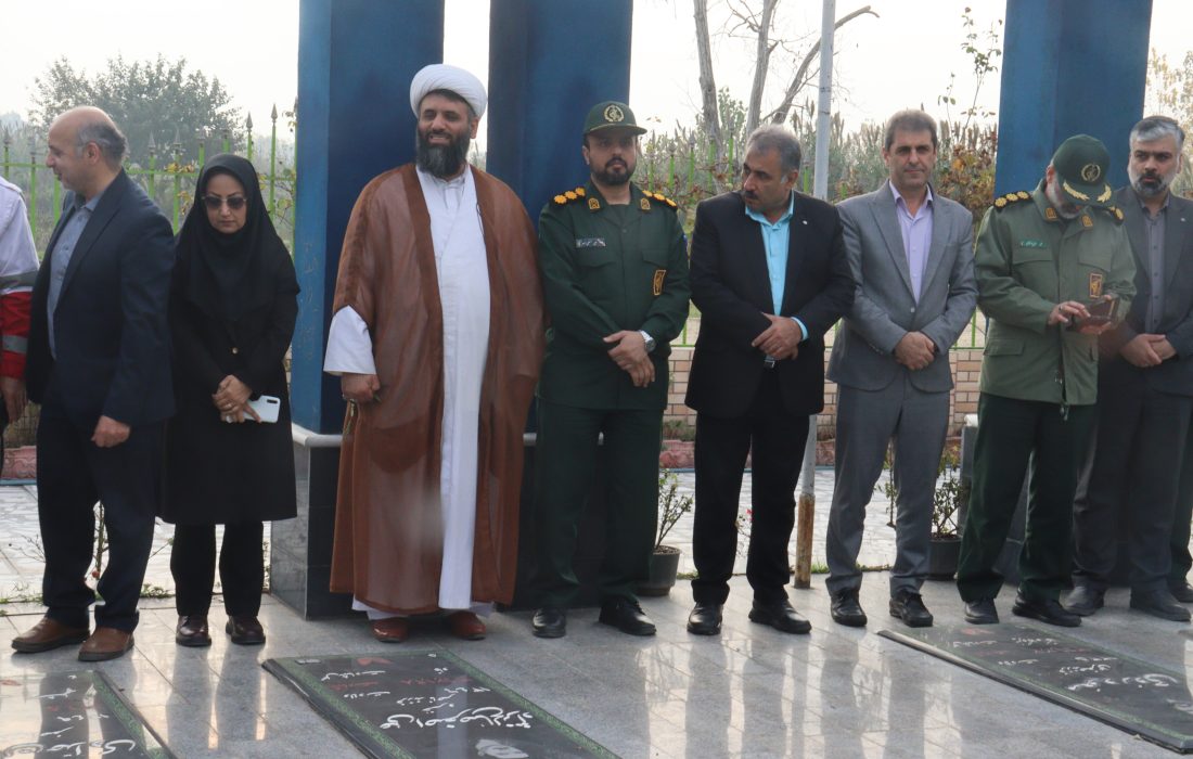 غبارروبی مزار شهدای شهرستان همزمان با هفته بسیج انجام شد