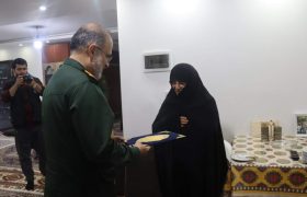 تجلیل از خانواده شهید والامقام صمصام‌طور در سیمرغ