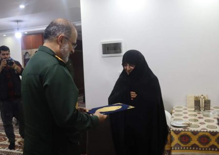 تجلیل از خانواده شهید والامقام صمصام‌طور در سیمرغ