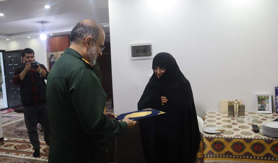 تجلیل از خانواده شهید والامقام صمصام‌طور در سیمرغ