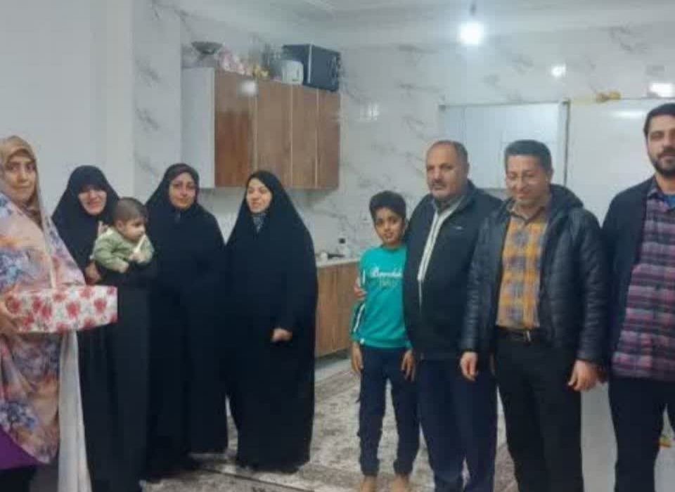 دیدار و تجلیل از خانواده‌های دارای نوزاد در روستای سنگتاب به مناسبت دهه فجر